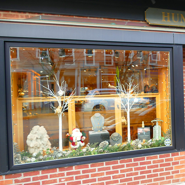 hummingbird jewelers decorated for the holidays