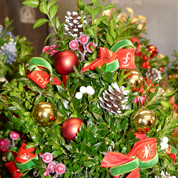 Mini tree with cardinal decorations