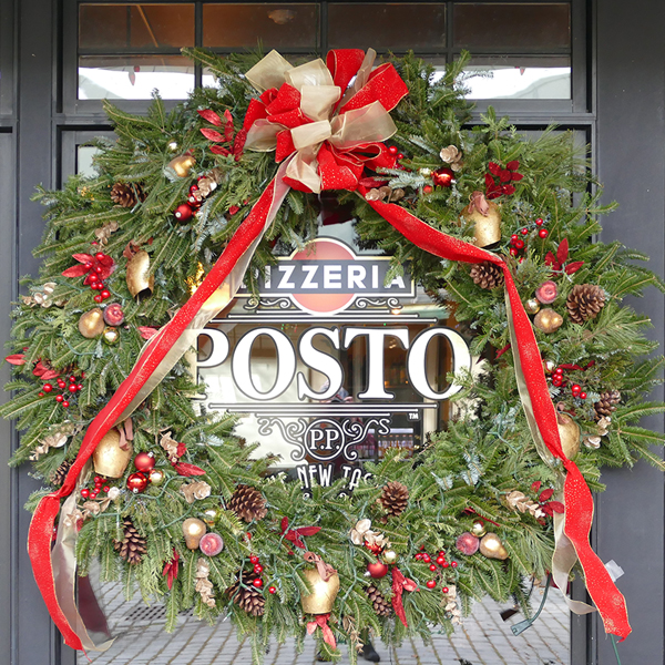 pizzeria posto decorated for the holidays